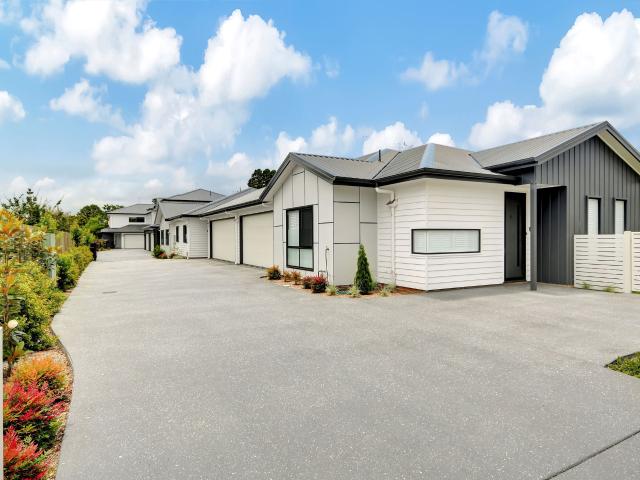 Welcome to Unit 5, 13 Perth Street – a beautifully designed townhouse positioned in one of Rangeville’s most desirable pockets