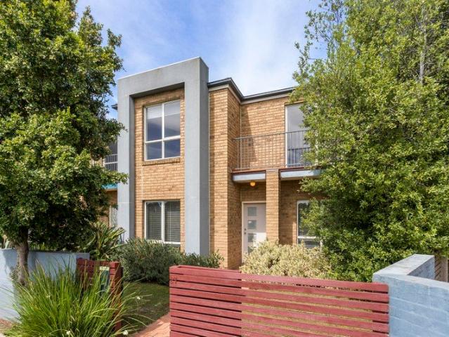 Welcome to your dream townhouse in Point Cook!