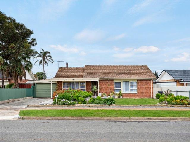 Welcome To Your New Place, Charming Low Maintenance Living in Brahma!