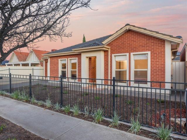 Welcome To Your New Place, Easy Courtyard Living in Fantastic Findon!