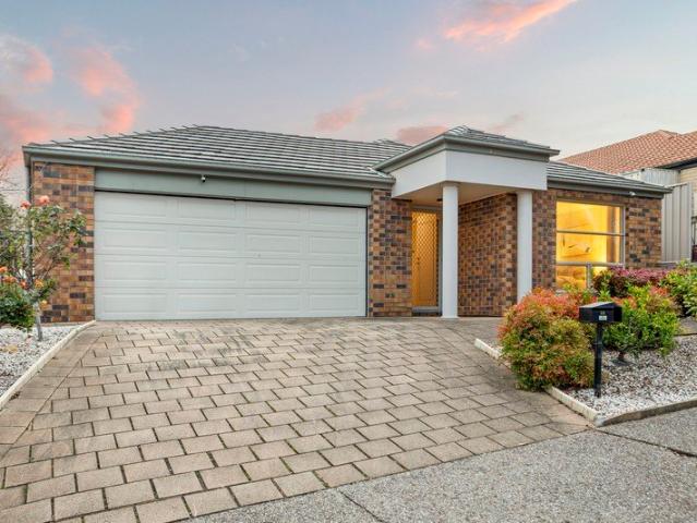 Welcome To Your New Place, Stylish Courtyard Living in the Serene Point Estate of Noarlunga Downs!
