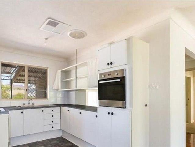 Welcome to 19 Park Road, Mandurah where convenience meets comfort!