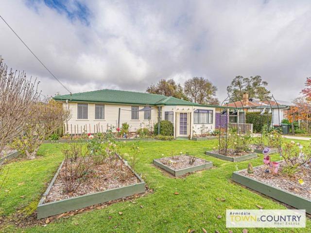 Welcome to 10 Helen Avenue! Close to shops, UNE and more. What are you waiting for?