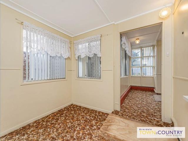 Welcome to 10 Helen Avenue! Close to shops, UNE and more. What are you waiting for?