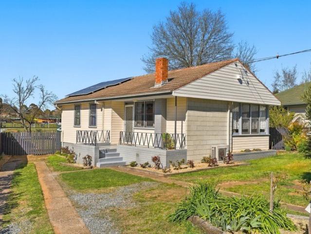 Welcome to 12 Lawson Crescent, Orange