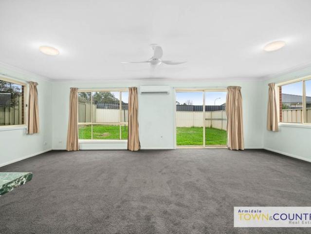 Welcome to 2/68 Martin Street! Large Unit, Close to the UNE and Shops!