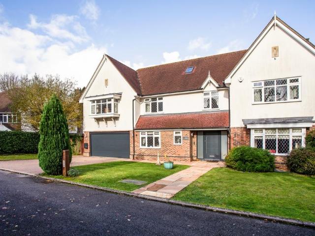 Welcomes Road Kenley CR8 5 bed detached house to rent £5,150 pcm £1,188 pw
