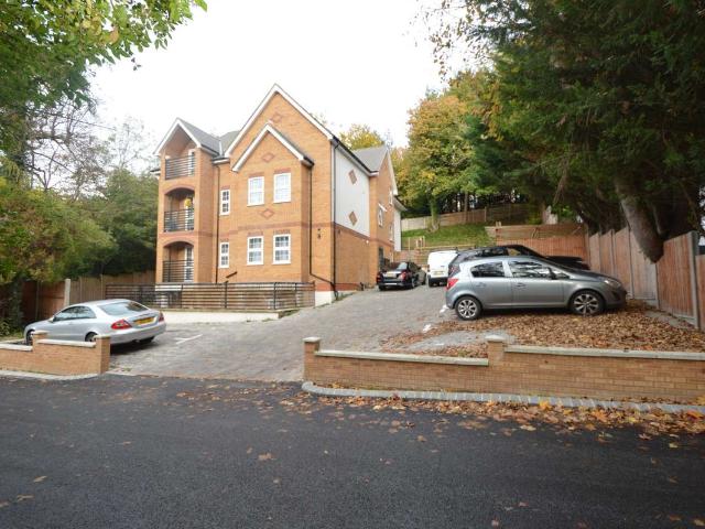 Welcomes Road, Kenley, Purley CR8, 2 bed flat to rent, £1,625 pcm | PrimeLocation
