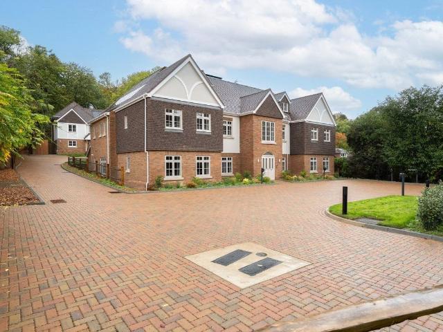 Welcomes Road, Kenley, Surrey CR8, 2 bed flat to rent, £2,250 pcm | PrimeLocation