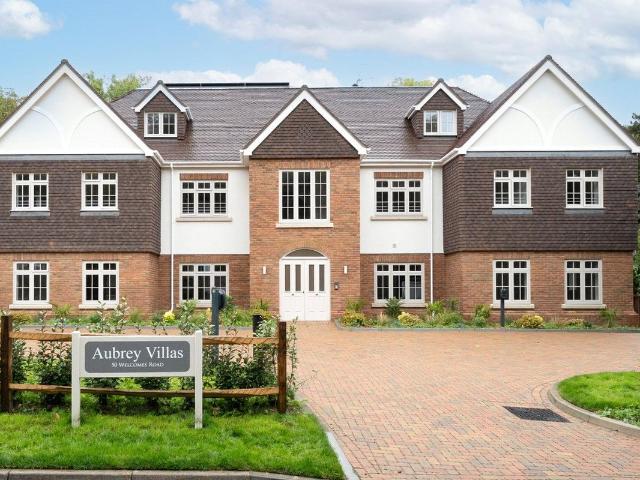 Welcomes Road, Kenley, Surrey CR8, 3 bed flat to rent, £3,000 pcm | PrimeLocation