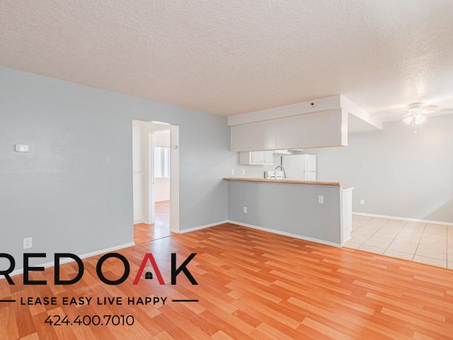 Welcoming 1 Bed with Hardwood Style Floors, Soaking Tub, On Site Laundry and Parking Available in the Heart of Hawthorne!