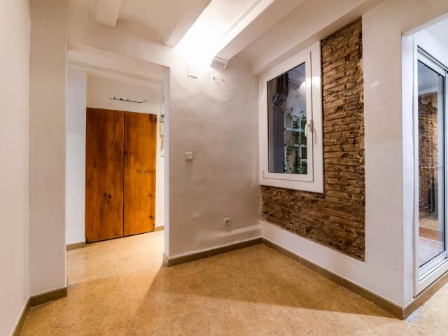 Welcoming double bedroom in a student flat, in El Raval