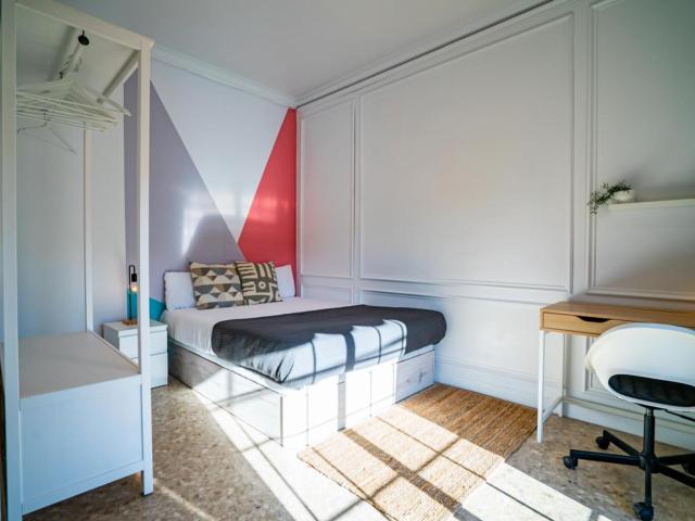 Welcoming double bedroom near the Collblanc metro