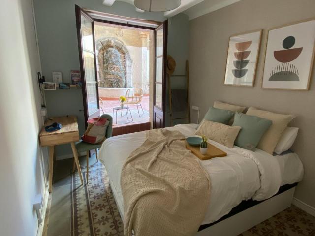 Welcoming double bedroom near the Liceu metro station