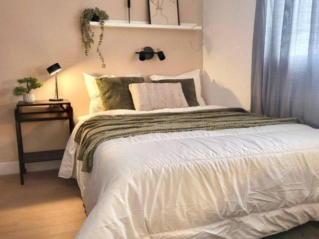Welcoming double bedroom near the Sant Vicent Centre train station