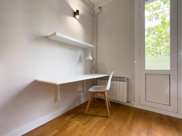 Welcoming double bedroom near the Urquinaona metro