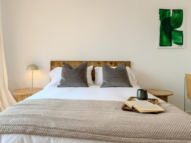 Welcoming double bedroom with balcony close to the Sagrada Familia metro station