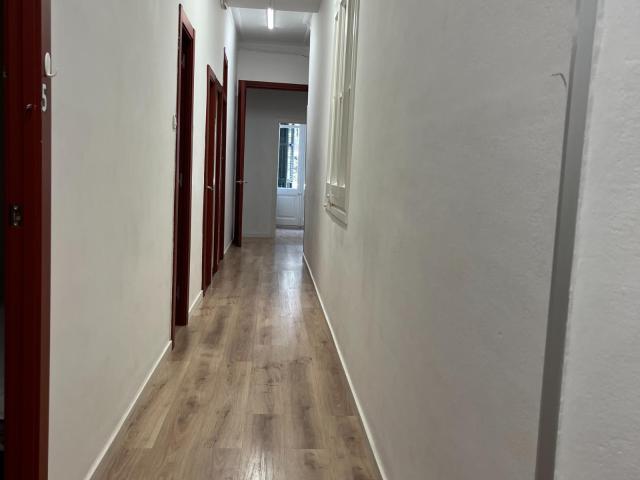 Welcoming single bedroom in shared flat in Eixample