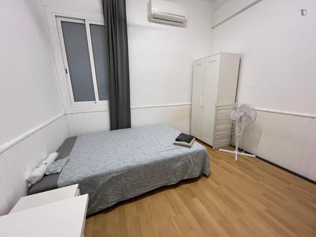Welcoming single bedroom in shared flat in Eixample