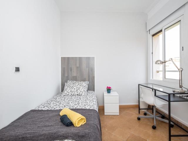 Welcoming single bedroom near the Clot metro