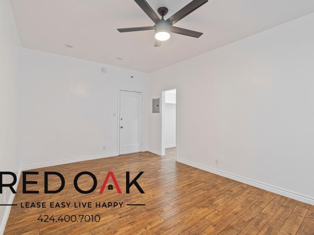 ~1 Month FREE~ Welcoming Studio with Naturally Lit Spaces, Hardwood Style Floors, and On Site Laundry ~ In East Hollywood! *Move In Special
