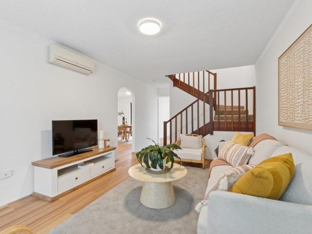 WELCOMING TOWN HOUSE IN A WELCOMING SUBURB!