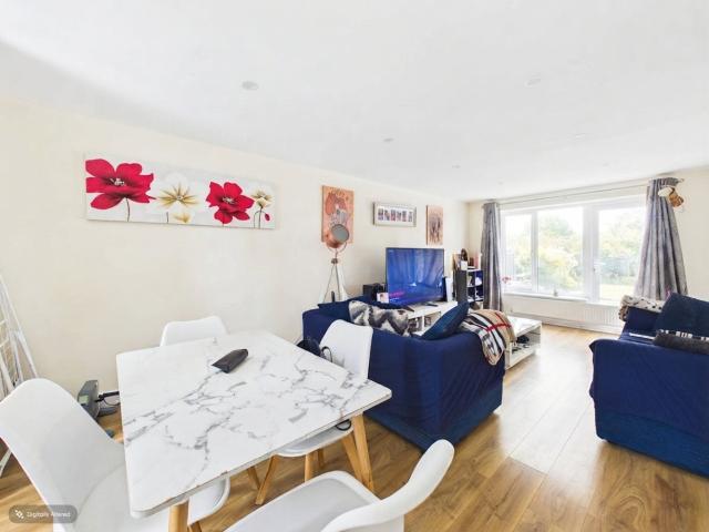 Welcoming Three Bedroom House in Cumberlow Place