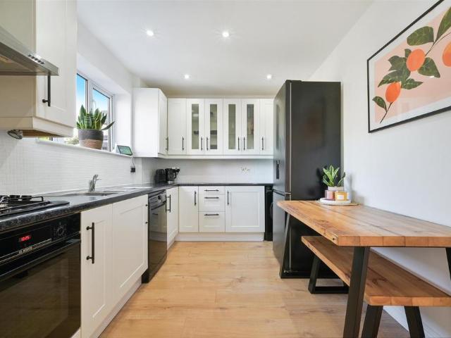 Weldon Way, Merstham RH1 3 bed house to rent £1,900 pcm £438 pw