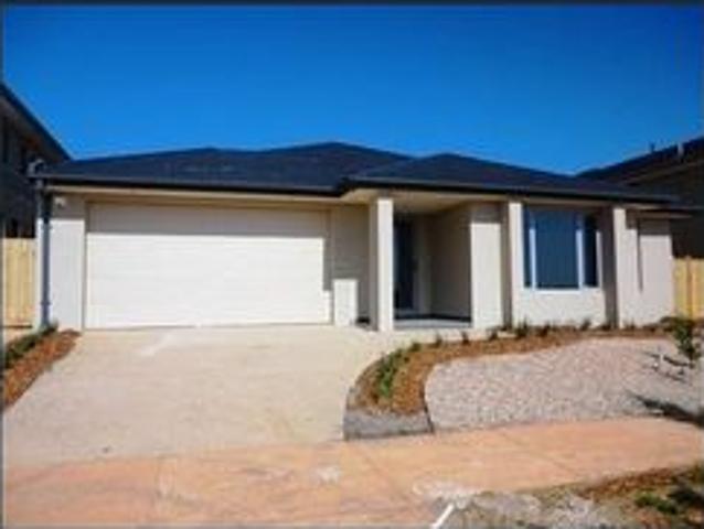 Well Maintained 3 Bedroom Home with Sanctuary Lakes Resort Access