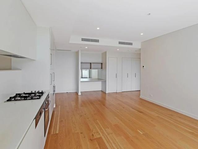 Well Maintained 1 Bed plus Study Desk and Parking!