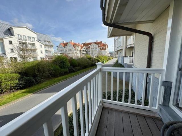 Well maintained 2 bedroom apartment with multiple terraces
