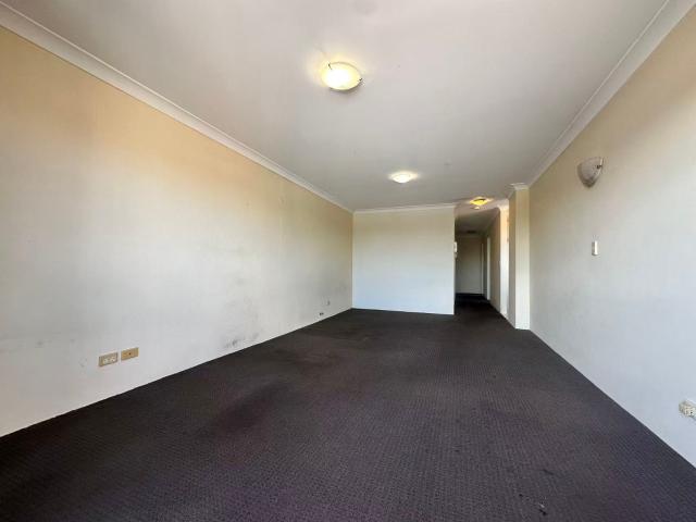 Well Maintained 2 Bedroom Apartment with Parking in Prime Kensington