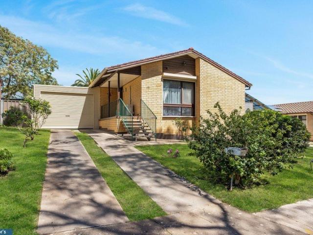 WELL MAINTAINED 70'S CHARM NEAR SHOPS & SCHOOLS
