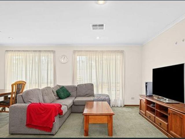 Well maintained family home in a great location!