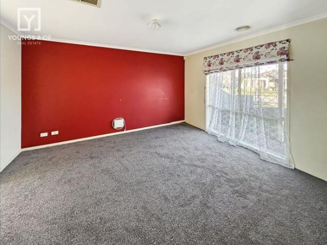 Well maintained family home with plenty of space and shed!