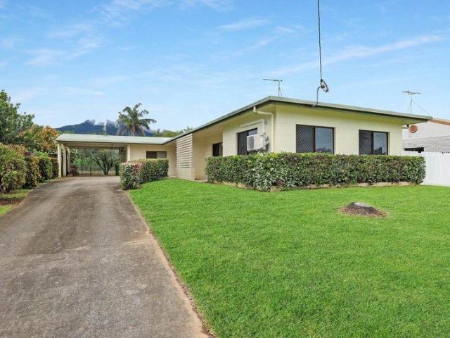 WELL MAINTAINED, FULL DUPLEX ON A LARGE BLOCK WITH GREAT RETURNS