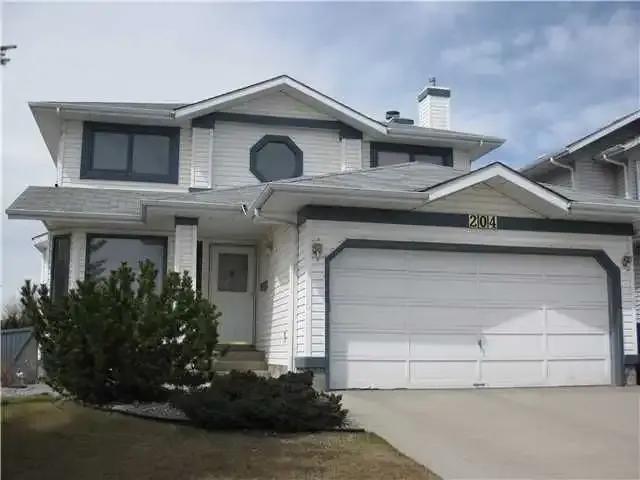WELL MAINTAINED fully developed bsmt 2 storey home in Riverbend! — 3 Bedrooms House