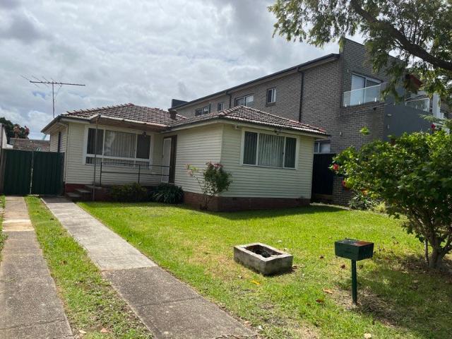 WELL MAINTAINED IN QUIET SETTING CLOSE TO SHOPPING VILLAGE, PARKLAND & TRANSPORT