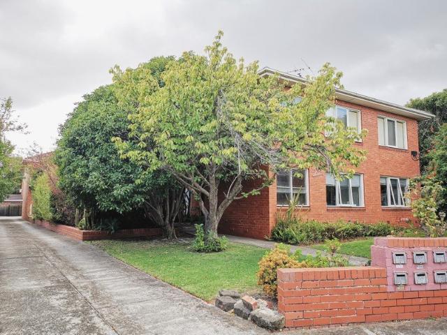 Well Maintained One Bedroom Apartment in Convenient Location