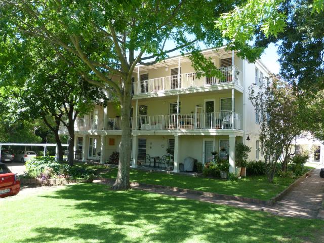 Well maintained Semi Furnished 3 bedroom apartment to rent at Albion Springs