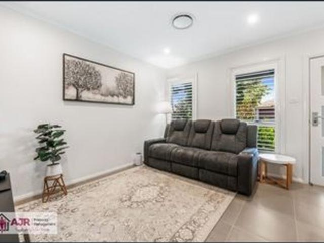 Well Maintained Walk to Shops and Schools!