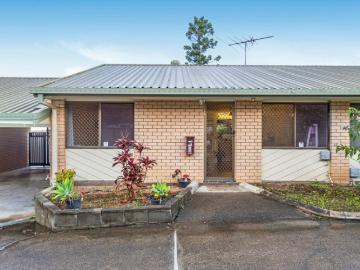 WELL MAINTAINED TOWNHOUSE GREAT LOCATION