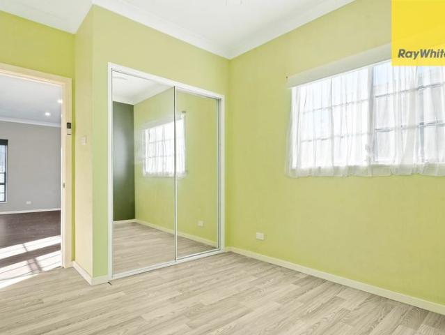 WELL MAINTAINED TWO BEDROOM GLAT FLAT!