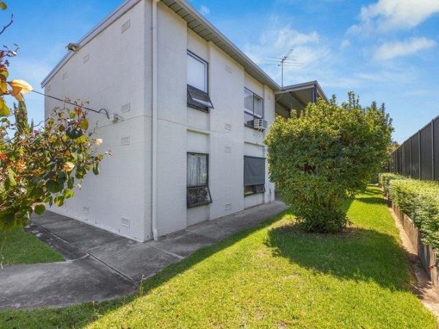 Well Maintained Two Bedroom Unit in Prestigious Holden Hill