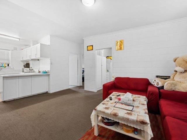 Well Maintained Two Bedroom Unit in Prestigious Holden Hill