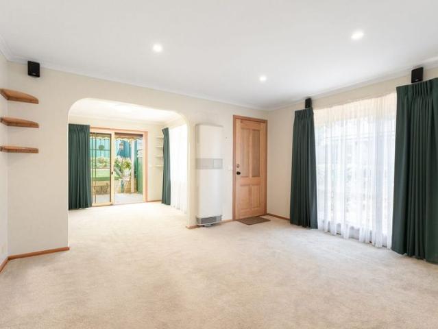 Well maintained unit in the heart of Highton!