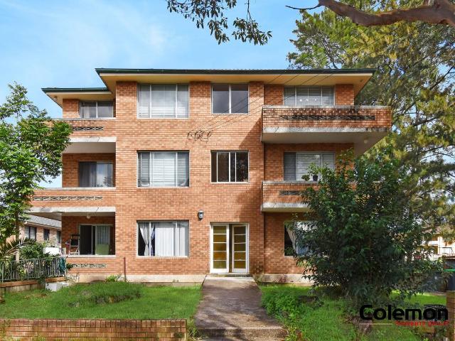 Well maintained unit in peaceful park side settings