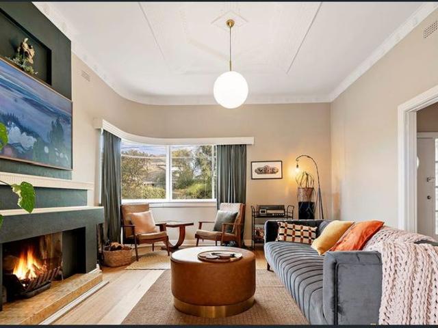 Well Appointed 4 Bedroom Home in Prime Reservoir Location
