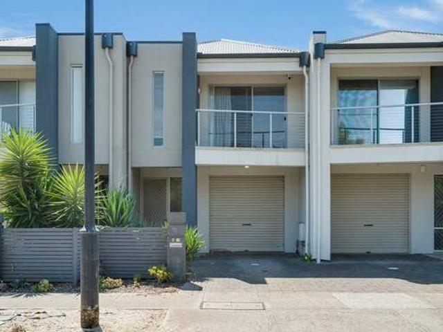 Well appointed Townhouse Great location quiet street a nice neighborhood