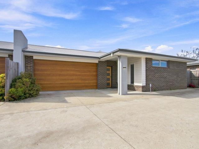 Well appointed Townhouse just minutes from the Sale CBD
